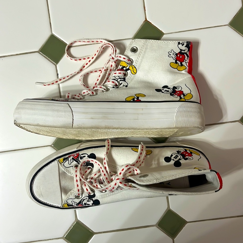 Disney white platform sneakers size womans 8.5 (40 euro) mens 7